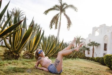 Seksi genç kadın zevk Güneş