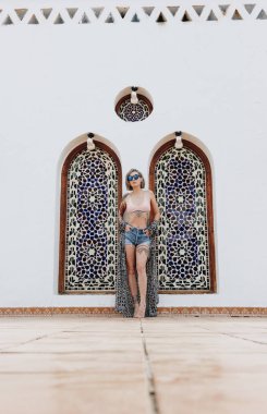 Vitray pencere duran genç kadın