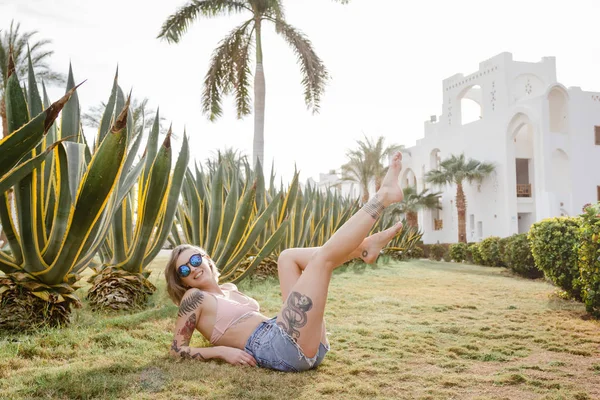 Seksi genç kadın zevk Güneş