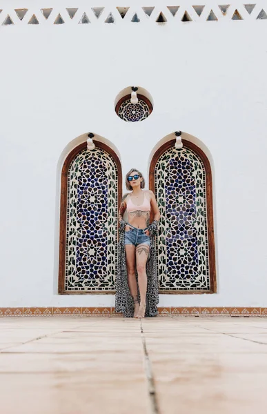 Vitray pencere duran genç kadın