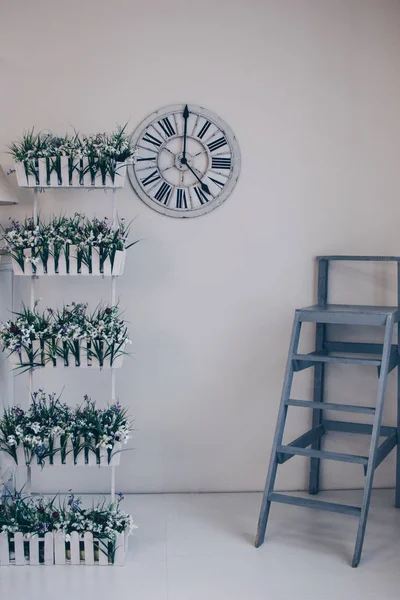 Interior dengan bunga dan tangga kayu — Stok Foto