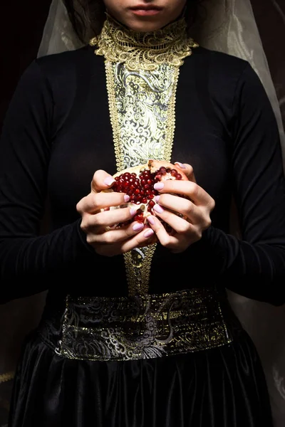 Junge Frau im armenischen Nationalkleid mit Granatapfel in der Hand — Stockfoto
