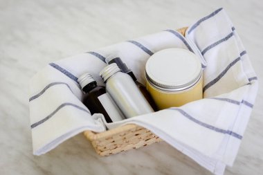 Boş etiket içeren Kozmetik Şişeler ve kaplar