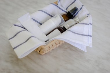 Boş etiket içeren Kozmetik Şişeler ve kaplar