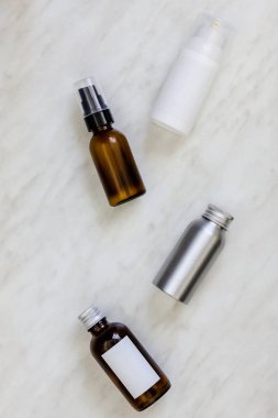 Boş etiket içeren Kozmetik Şişeler ve kaplar