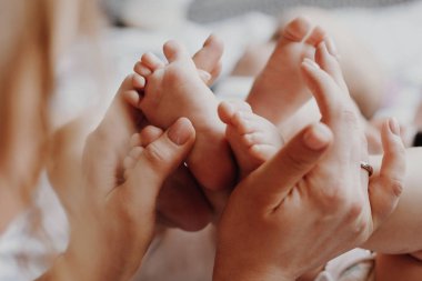 İkiz bebeklerin ayak tutan anne