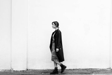 Sokakta moda hipster kız