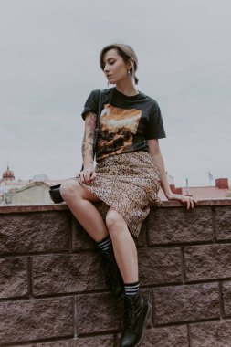 Sokakta moda hipster kız