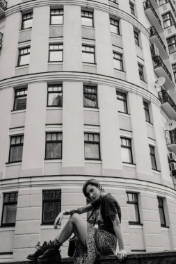 Sokakta moda hipster kız