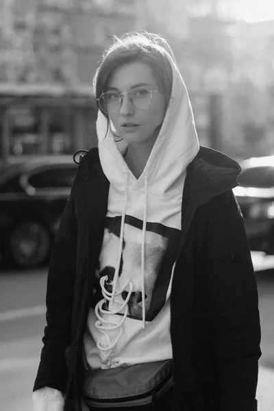 Mujer joven en la calle — Foto de Stock