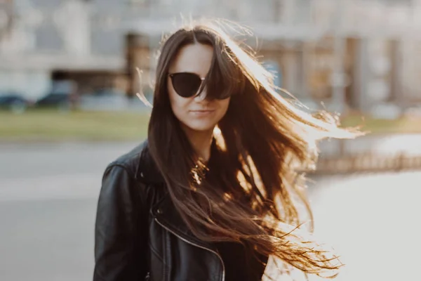 Mujer joven en la calle — Foto de Stock