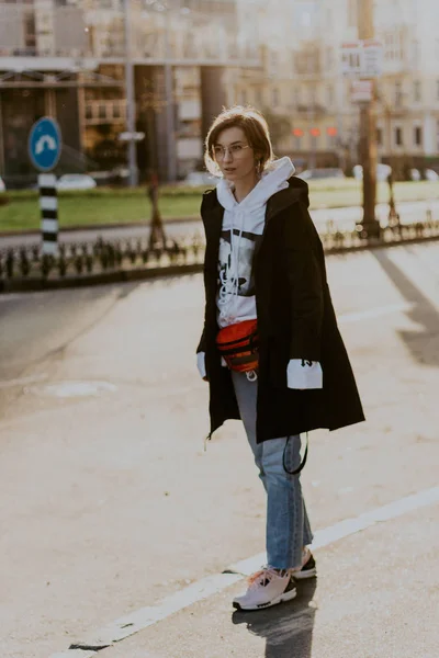 Chica hipster de moda en la calle — Foto de Stock