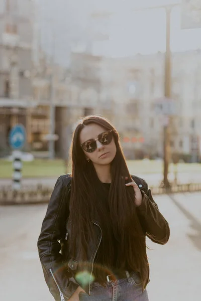 Jeune femme dans la rue — Photo