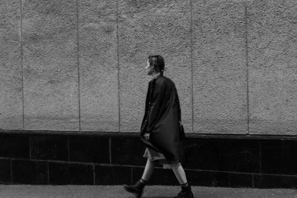 Chica hipster de moda en la calle — Foto de Stock