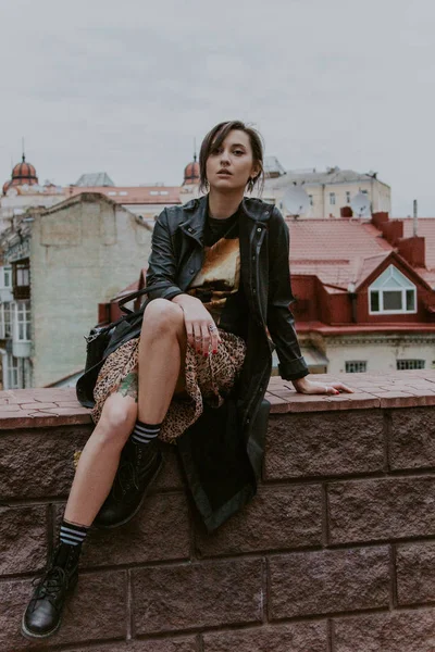 Modieuze hipster meisje in de straat — Stockfoto