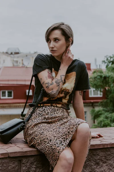 Модная девушка-хипстер на улице — стоковое фото