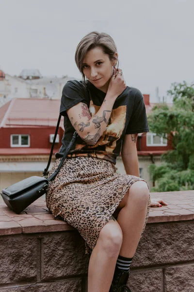 Fashionabla hipster flicka på gatan — Stockfoto