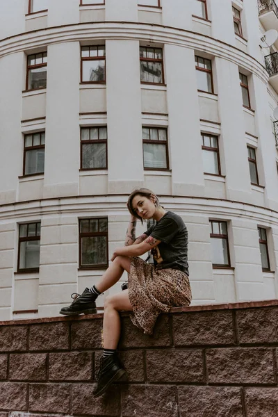 Chica hipster de moda en la calle — Foto de Stock