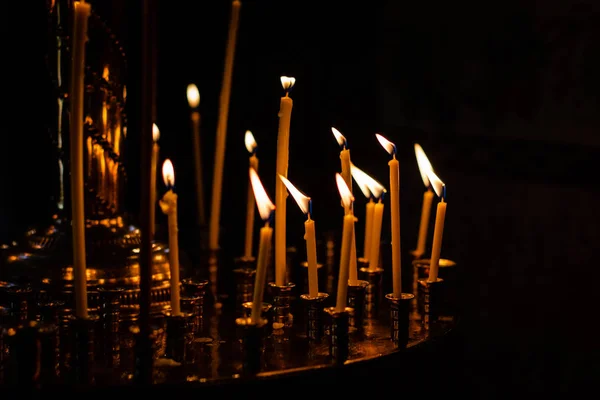 Hořící svíčky v kostele — Stock fotografie