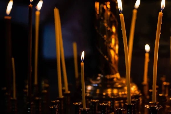 Candele accese in chiesa — Foto Stock