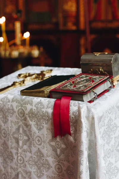 Библия в православной церкви — стоковое фото