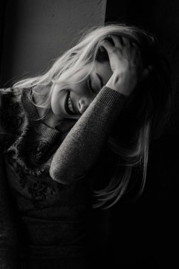 Genç bir kadının siyah beyaz portresi