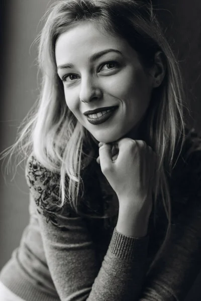 Fekete-fehér portré fiatal nőről — Stock Fotó