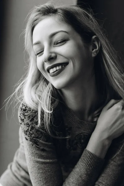 Retrato en blanco y negro de una joven — Foto de Stock