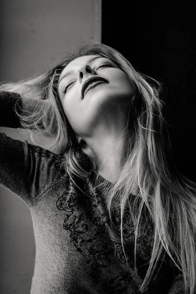 Retrato en blanco y negro de una joven —  Fotos de Stock