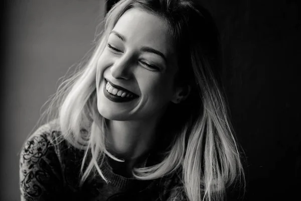 Retrato en blanco y negro de una joven — Foto de Stock