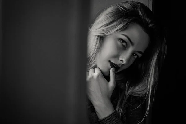 Black and white portrait of young woman — Stock Photo, Image