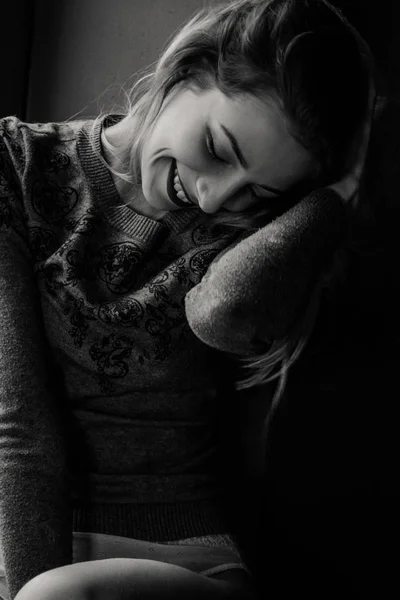 Black and white portrait of young woman — Stock Photo, Image