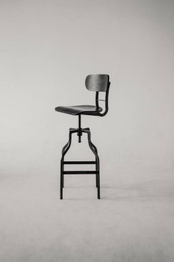 beyaz zemin üzerinde sandalye