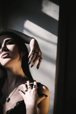 elinde gümüş yüzük ile genç kadın