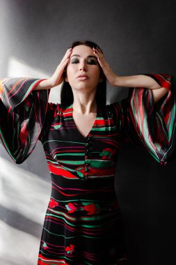 Eski moda elbiseli genç kadın