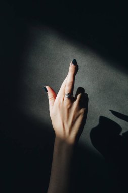 Kadın el gümüş kestane yaprak şekli halka ile yakın çekim