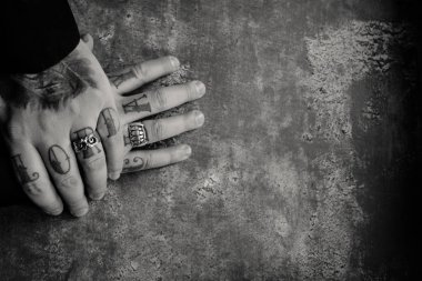 Gümüş yüzük ile erkek elleri yakın