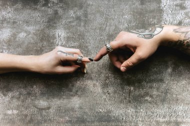 Gümüş yüzük ile iki el in kapat