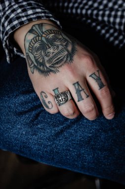 Gümüş yüzük ile erkek el yakın