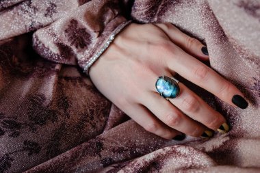 Yüzüklü kadın eli