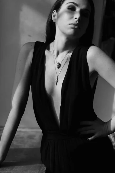 Mulher vestindo vestido preto sexy — Fotografia de Stock