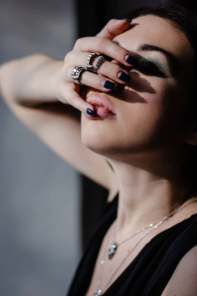 Молодая женщина с серебряными кольцами на руке — стоковое фото
