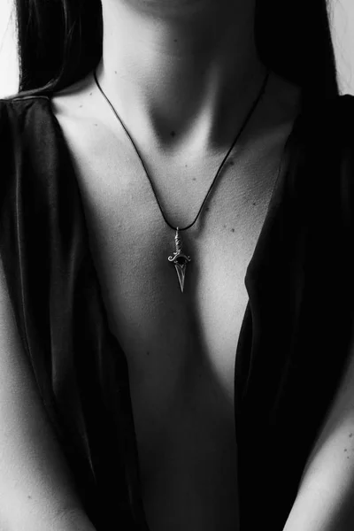 Kadın vücudunda gümüş hançer kolye — Stok fotoğraf
