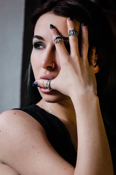 Mujer joven con anillos de plata en la mano — Foto de Stock