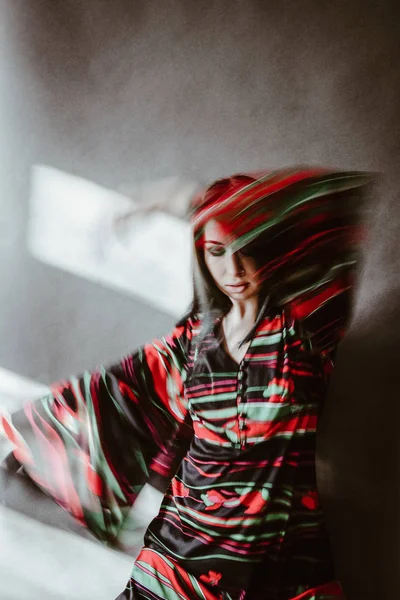 Молода жінка в старомодному платті танцює — стокове фото