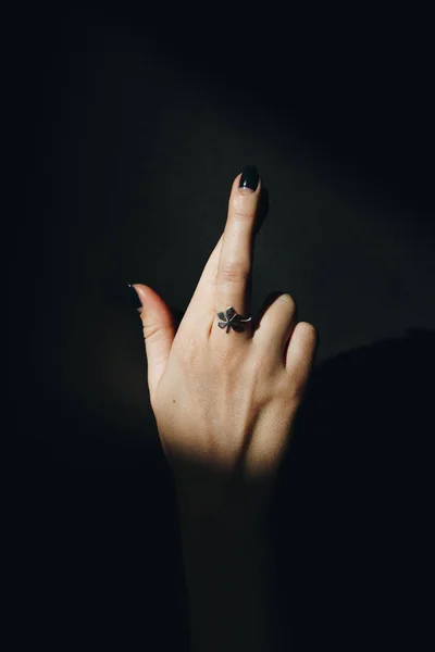 Primer plano de la mano de la mujer con anillo de forma de hoja de castaño de plata — Foto de Stock