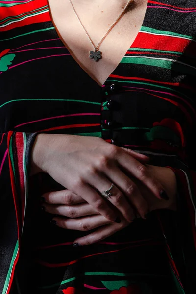 Mujer con colgante y anillo de plata —  Fotos de Stock