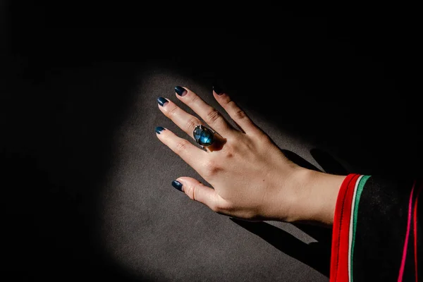Γυναικείο χέρι με δαχτυλίδι — Φωτογραφία Αρχείου