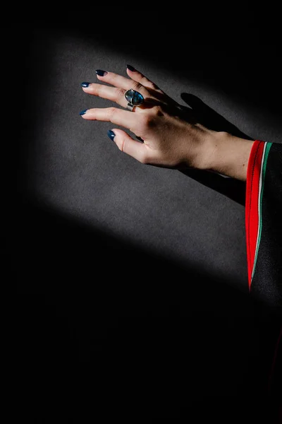 Femeie mână cu inel — Fotografie, imagine de stoc