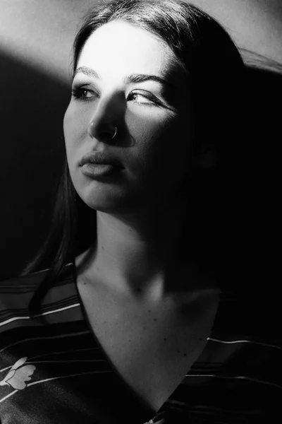 Black and white portrait of young woman — Stock Photo, Image